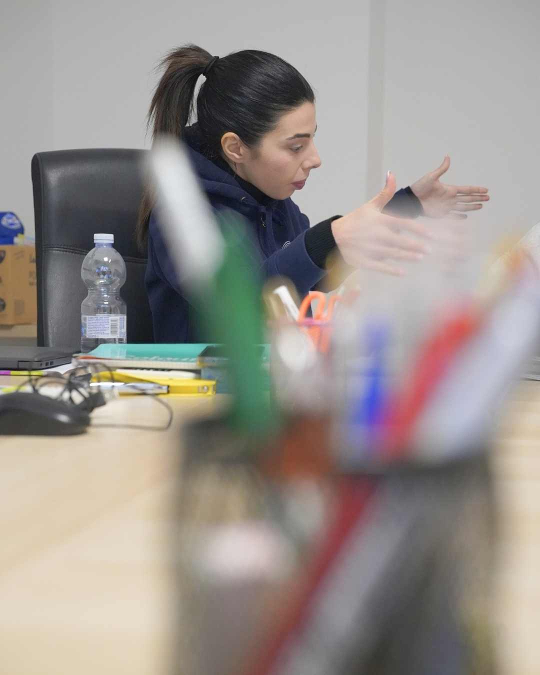 Federica che legge un testo agli studenti
