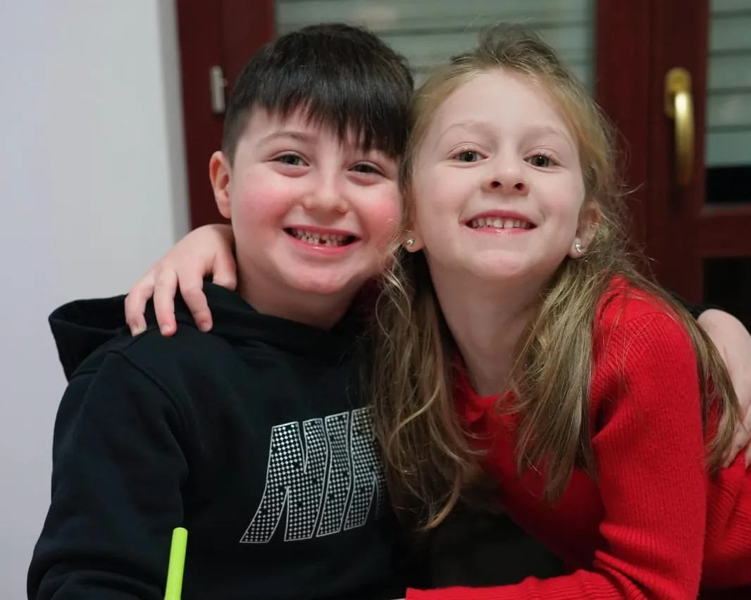 Bambino che impara l'inglese colorando