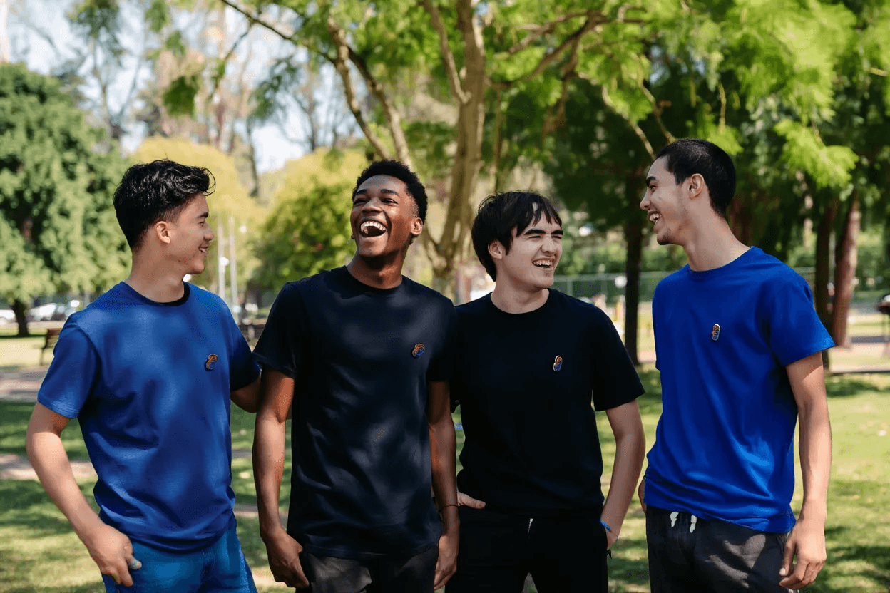 Ragazzi nel parco che si divertono