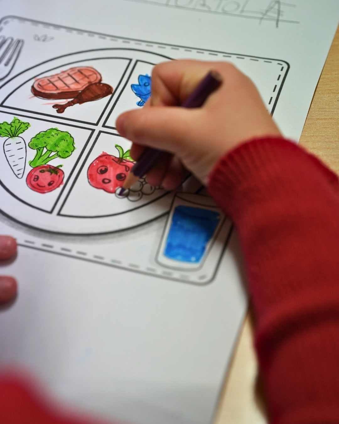 Bambino che impara al PC