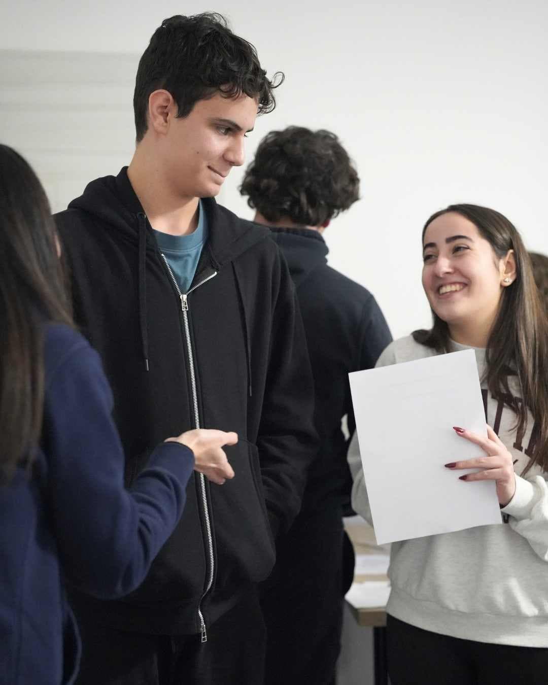 Ragazza felice con appunti